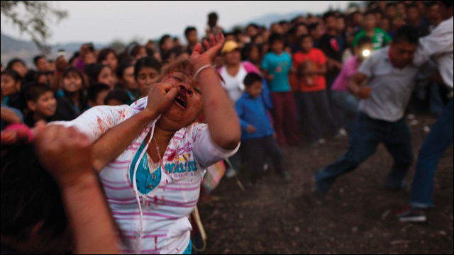 閲覧注意 女性同士のガチ殴り合いで雨乞いをするメキシコのお祭りがすごい Dna