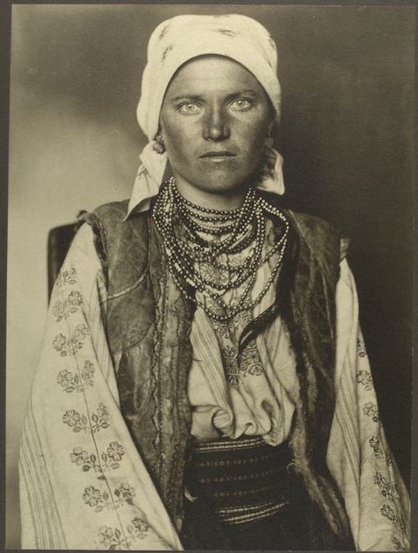 約100年前のニューヨーク エリス島移民局で撮影された 世界各国の民族衣装に身を包む移民たちの貴重なモノクロ写真 Dna