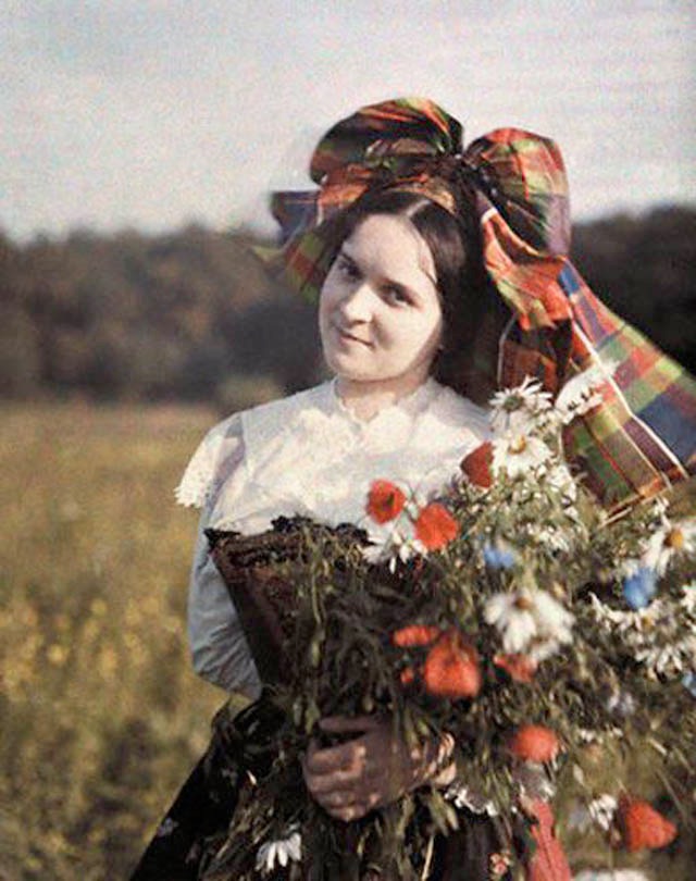 約100年前に撮影された世界22カ国の民族衣装に身を包む少女たちの貴重なカラー写真 Dna