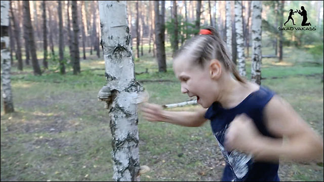 正確無比な光速パンチで森の木をめった打ちにする8歳の女の子が凄い Dna
