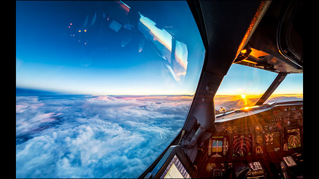 ジェット旅客機の機長がコックピットから撮影した空の上の特別な景色 Dna