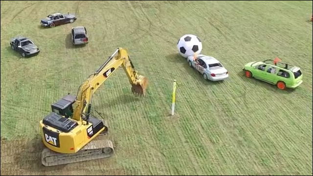 巨大ボールを自動車で押し合う カーサッカー の空撮動画がアツい Dna