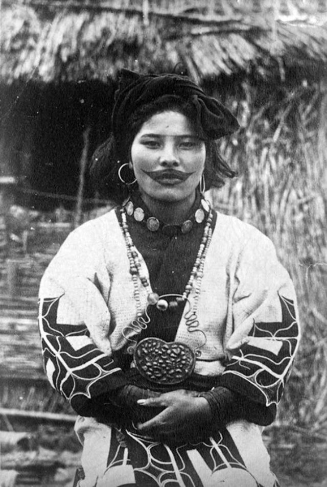口の周りに独特な入れ墨を施したアイヌ女性の貴重な写真枚 Dna