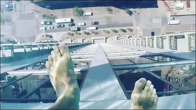 究極の浮遊感を楽しめる 超高層ビルの屋上から飛び出たガラス製プールの圧倒的な景色 Dna