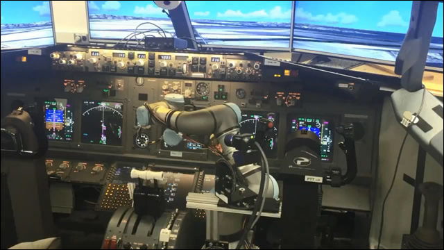 操縦ロボット Alias がボーイング737旅客機をシミュレーターで飛ばす動画 Dna