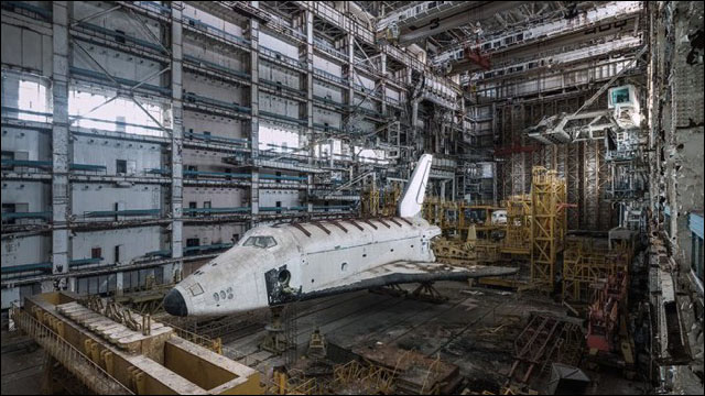 ロシア宇宙基地内にある旧ソ連時代の廃墟に忍び込み 年以上放置された宇宙船をドローン撮影した映像 Dna
