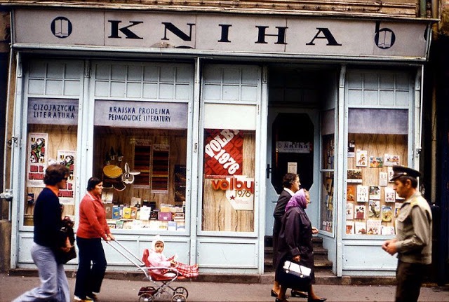 1976年のチェコスロバキア 当時の街並みや人々の様子が切り取られた 