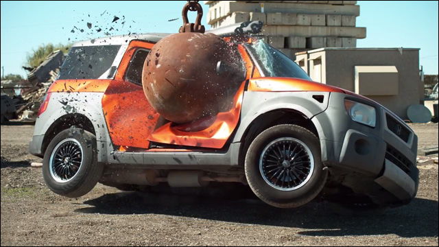 超スローモーションで4トンの巨大な鉄球が自動車をふっとばすところを見られる動画 Dna