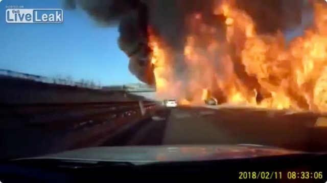 中国の高速道路でLPGタンクローリーが横転し大爆発 一瞬で辺り一面火の海となった瞬間の映像