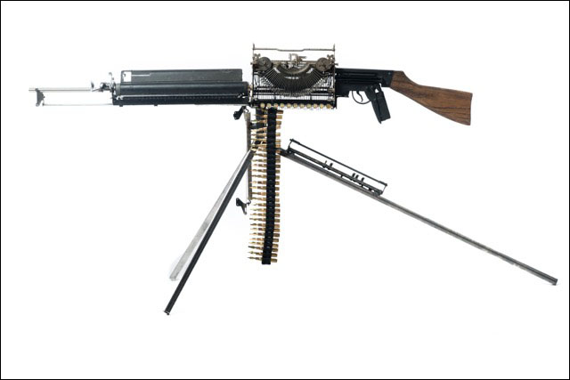 アンティークなタイプライターの部品から作られたリアルな銃の模型シリーズ「Mightier Than」 - DNA