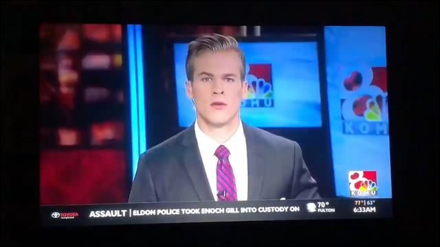 犯人は赤いフードをかぶった男で というニュースのライブ中継の背景にそんな感じの男が写り込んでいた という動画 Dna