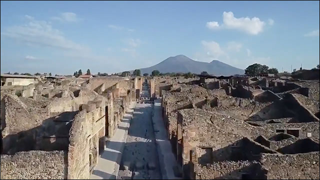 古代ローマ時代の街並みがそのまま残る古代都市ポンペイの遺跡をドローン撮影した映像 Dna
