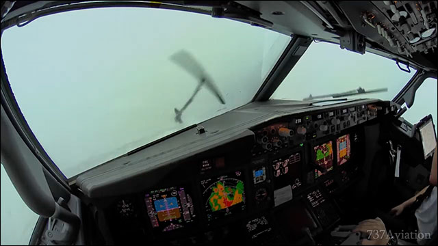 吹き荒れる暴風雨の中 何事もなく着陸するジェット旅客機のコックピットを撮影した映像 Dna