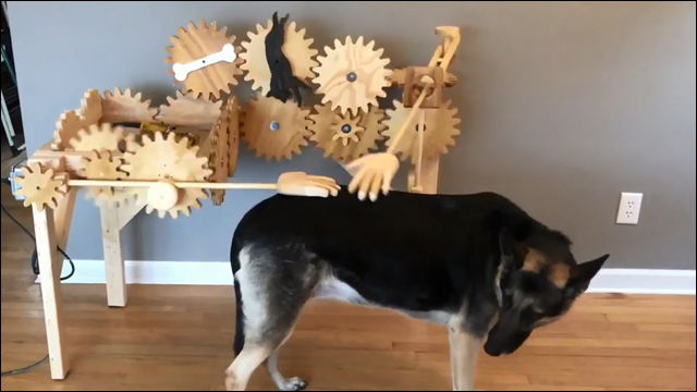 木製パーツで作られた 全自動で犬をなでる機械 の大変奇怪な動画 Dna