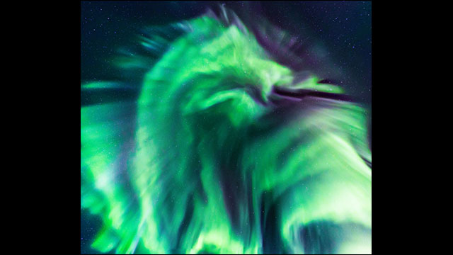 まるで翼を広げ夜空を覆うドラゴン、圧倒的迫力のオーロラがアイスランドに出現 - DNA