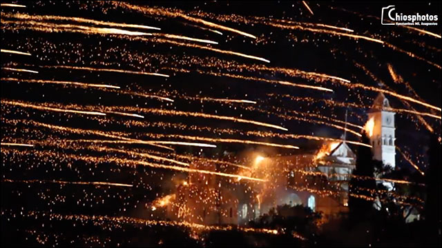 ギリシャの教会がロケット花火で全面戦争 復活祭前夜に行われる Rouketopolemos ロケット戦争 がすごい Dna