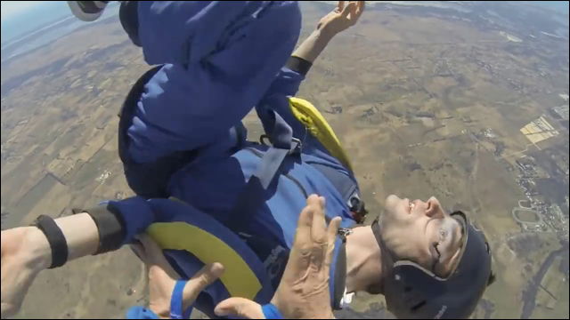 空中で気絶したスカイダイバーに追いついてパラシュートを開かせるまさに危機一髪な動画 - DNA