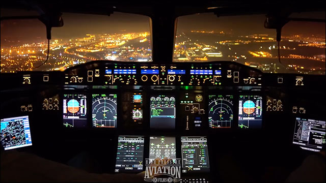世界最大ジェット旅客機 エアバスa380 のコックピットから見た幻想的なナイト ランディング動画 Dna