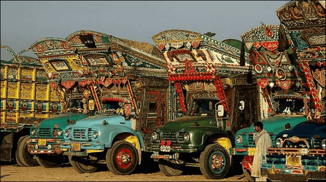 エキゾチックに彩られた豪華絢爛なパキスタン デコトラのショートフィルム Truckistan Dna
