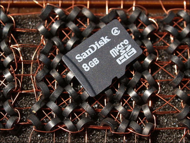 電子計算機の黎明期に女性がワイヤーを手編みして生産していた記憶媒体「磁気コアメモリ」