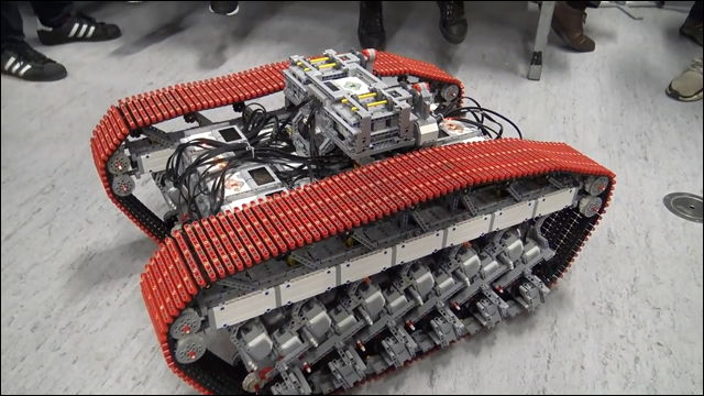 48個のモーターで100kgの車椅子を牽引できるとてもイカついレゴ戦車の動画 Dna