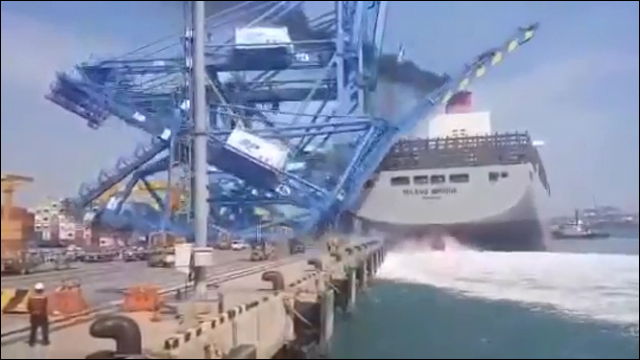 全長360メートルの巨大コンテナ船が思いっきり港のクレーンを薙ぎ払う衝撃動画 Dna