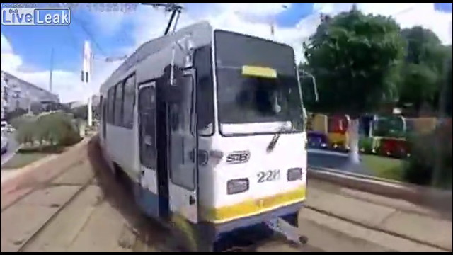2台の路面電車が正面衝突する瞬間の動画 Dna
