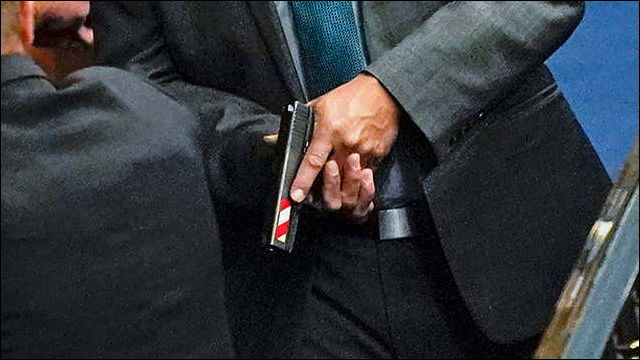 なぜアメリカの連邦議会を守った私服警官は拳銃にテープを貼り付けていたのか Dna