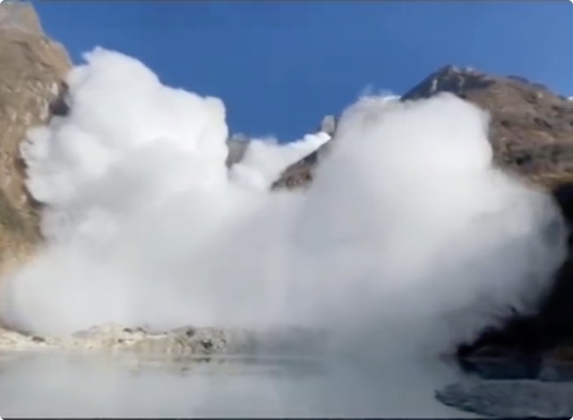 ヒマラヤの山頂付近で大規模な雪崩が発生、瞬く間に凄まじい衝撃波が襲ってくる動画 - DNA