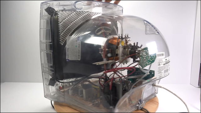 透明なプラスチックボディの「刑務所仕様」な電化製品を紹介する動画 - DNA