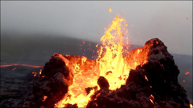 アイスランドの火山が800年ぶりに噴火、ドローンが火を噴く火口に突撃して撮影した動画